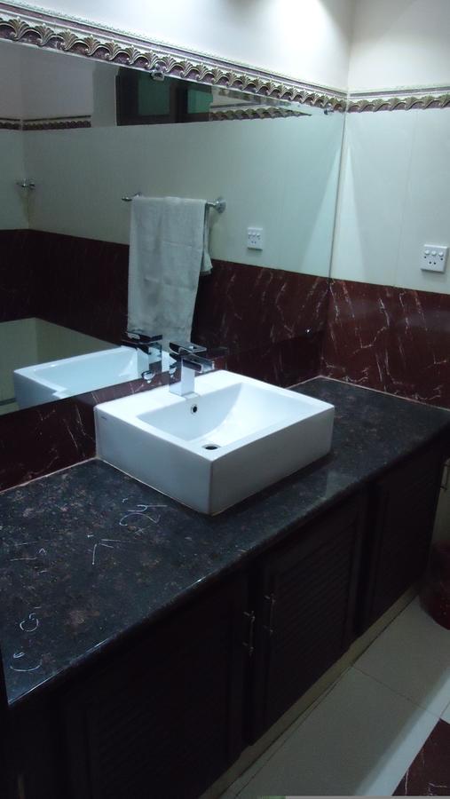 Midway Hotel & Restaurant Sadiqabad Exterior photo