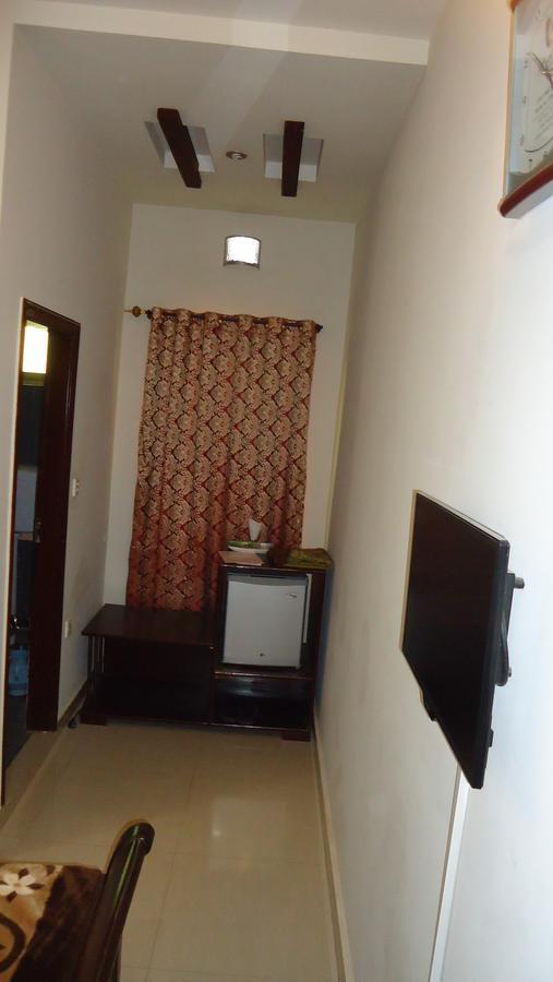 Midway Hotel & Restaurant Sadiqabad Exterior photo