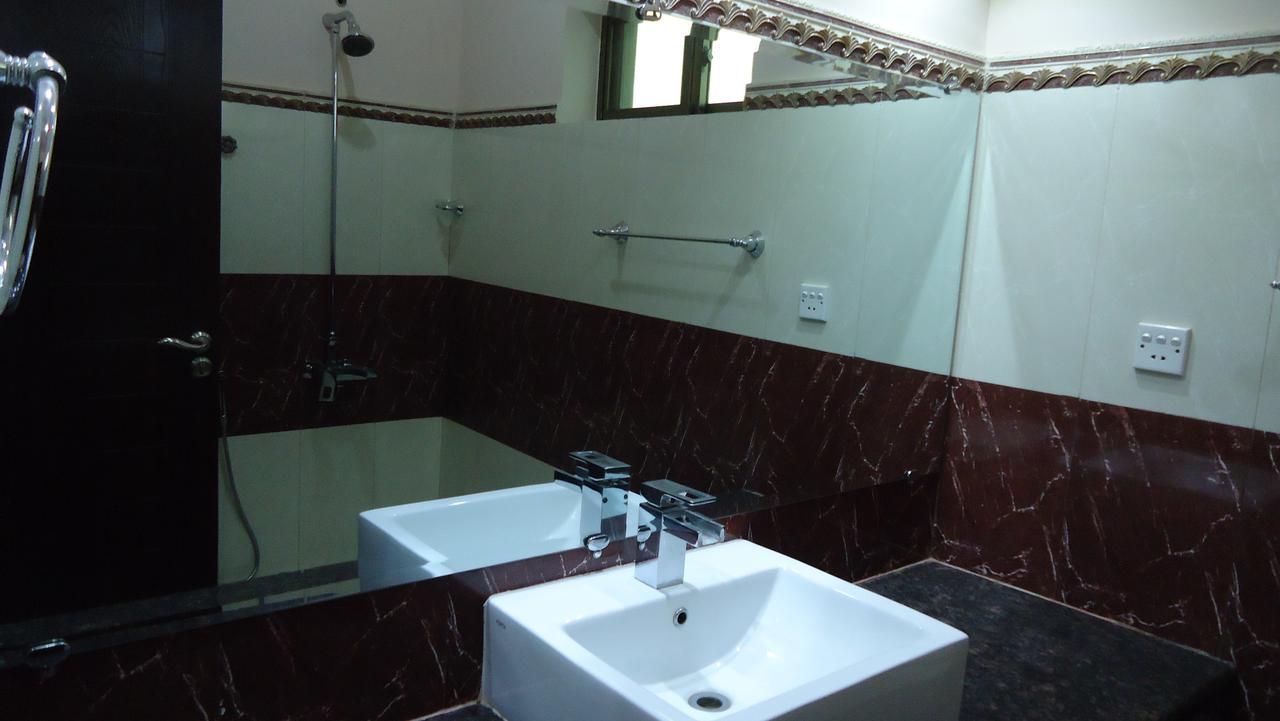Midway Hotel & Restaurant Sadiqabad Exterior photo