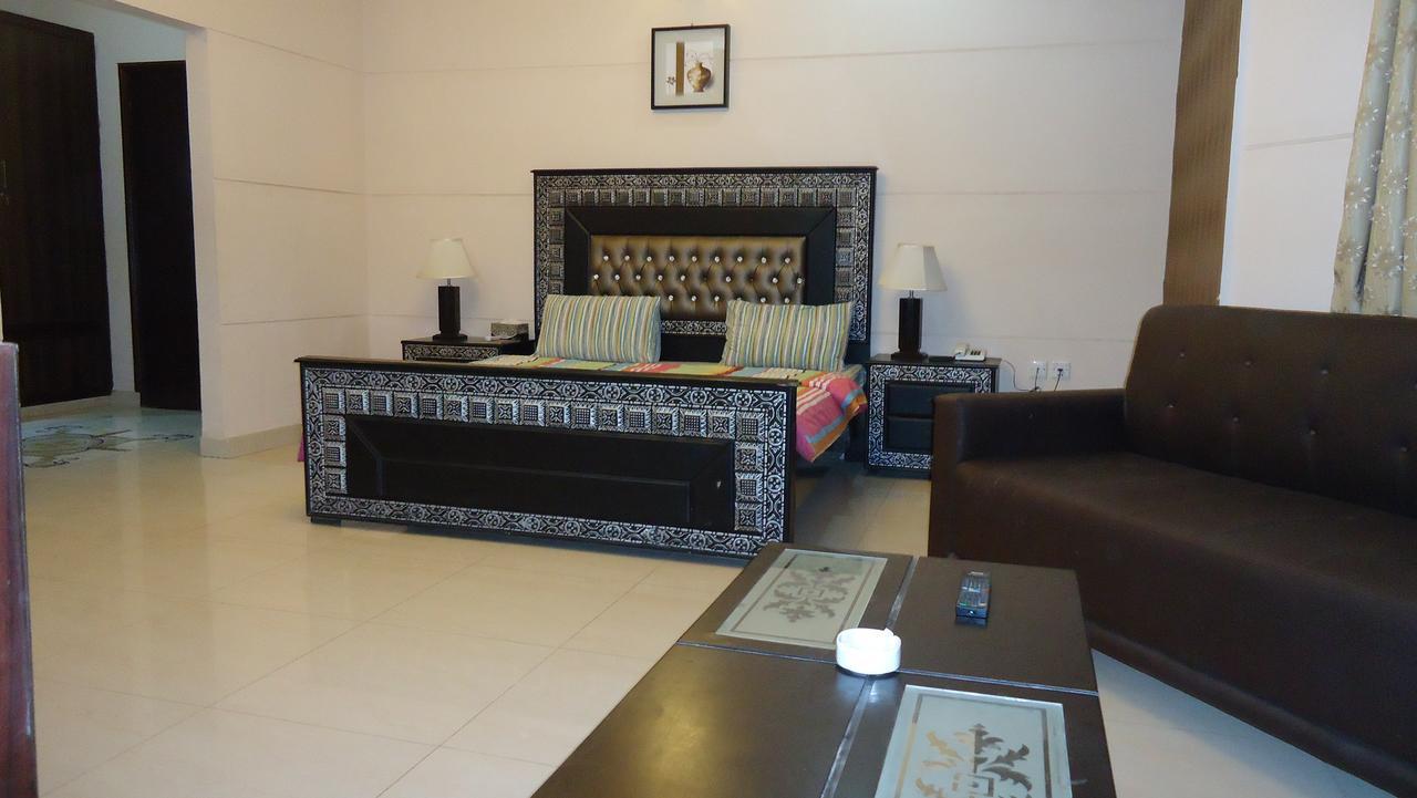 Midway Hotel & Restaurant Sadiqabad Exterior photo