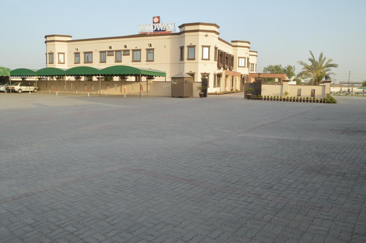 Midway Hotel & Restaurant Sadiqabad Exterior photo