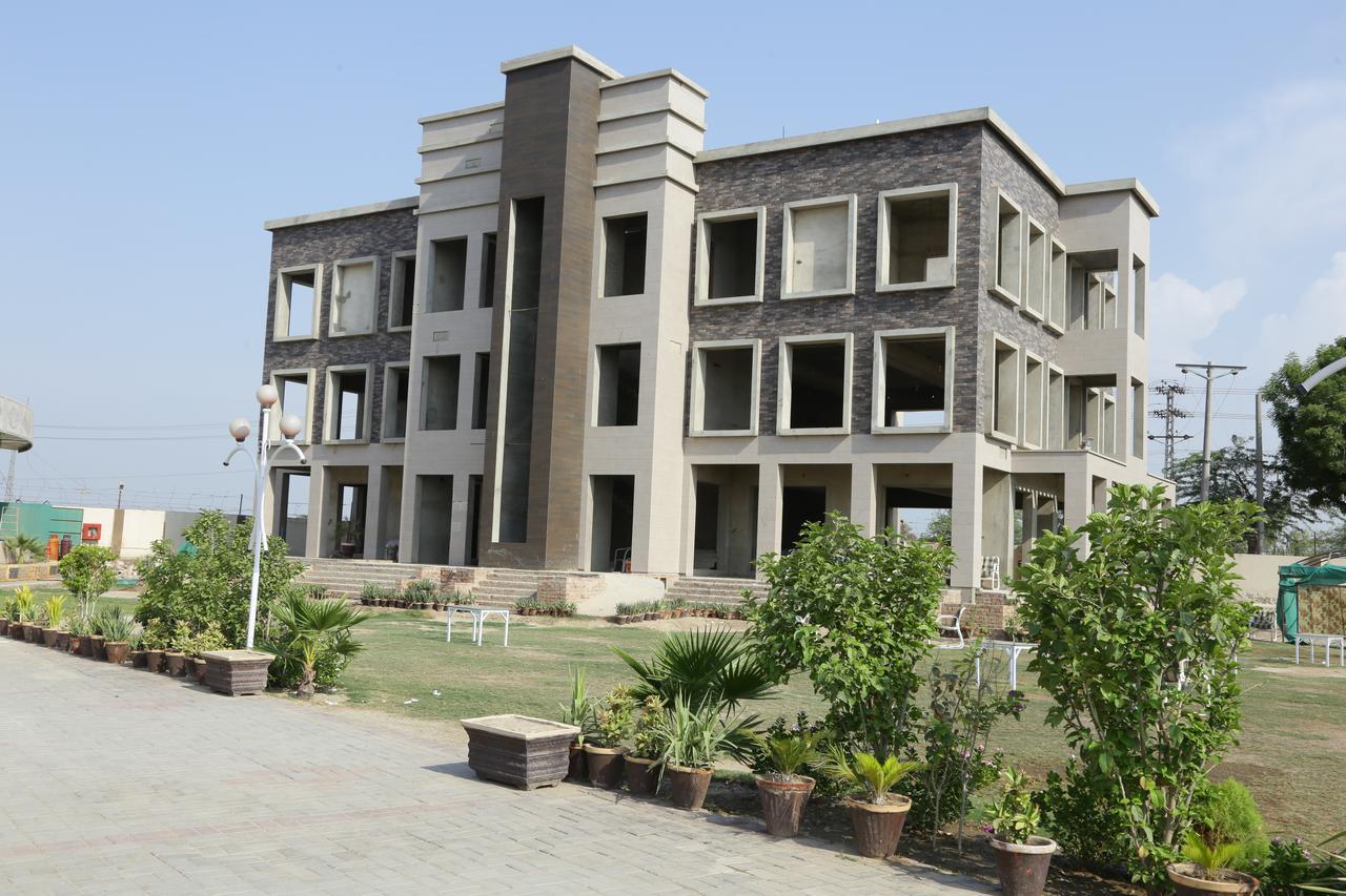 Midway Hotel & Restaurant Sadiqabad Exterior photo