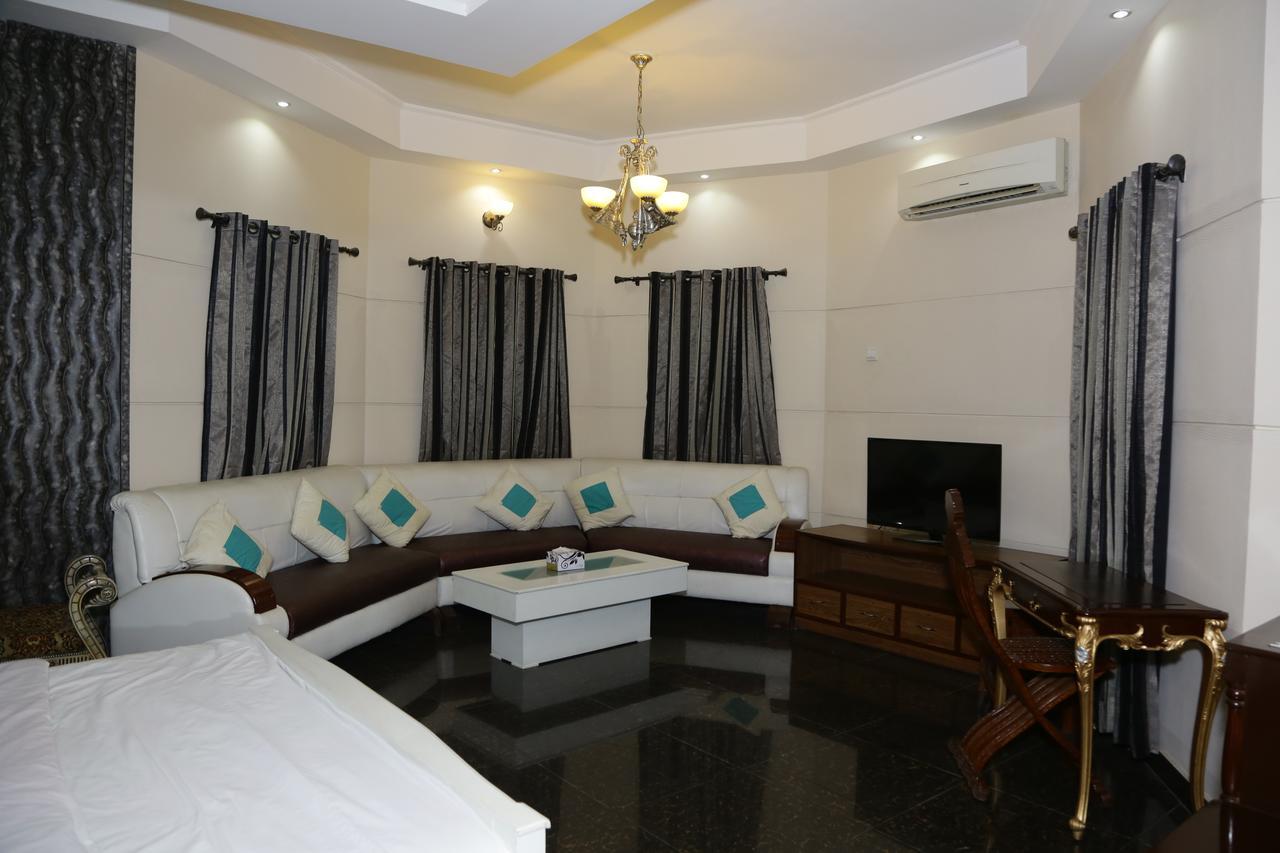 Midway Hotel & Restaurant Sadiqabad Exterior photo